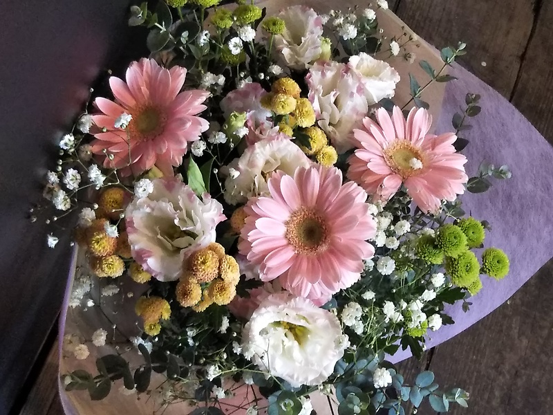 ペットのお供えに 淡い色系花束 ｆｌｏｗｅｒ ｓｈｏｐ ｃｈｌｏｒｉｓ くろりす イーフローラ フラワーギフトや花の宅配 送料無料も多数