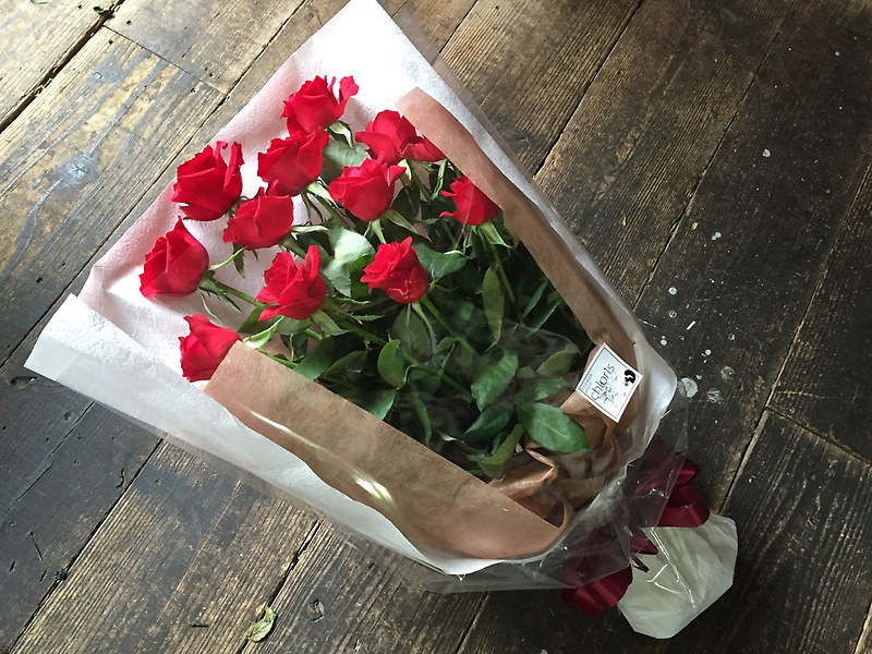 Dozen Rose ダズンローズ 12本の薔薇の花束 ｆｌｏｗｅｒ ｓｈｏｐ ｃｈｌｏｒｉｓ くろりす イーフローラ フラワーギフトや花の宅配 送料無料も多数