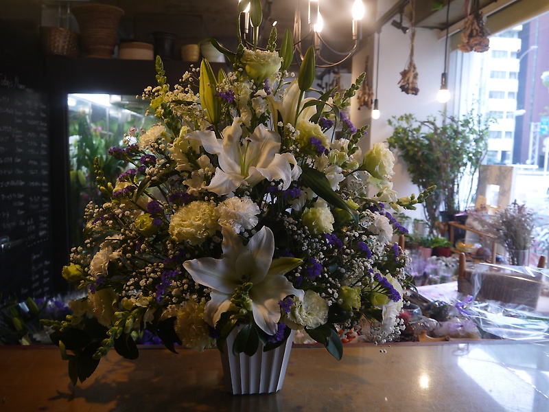 紫と白のお供えアレンジメント｜お花屋さん「ｆｌｏｗｅｒ ｓｈｏｐ ｃｈｌｏｒｉｓ（くろりす）」のお花