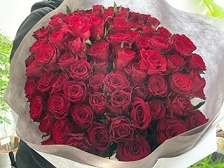 100本の赤バラの花束