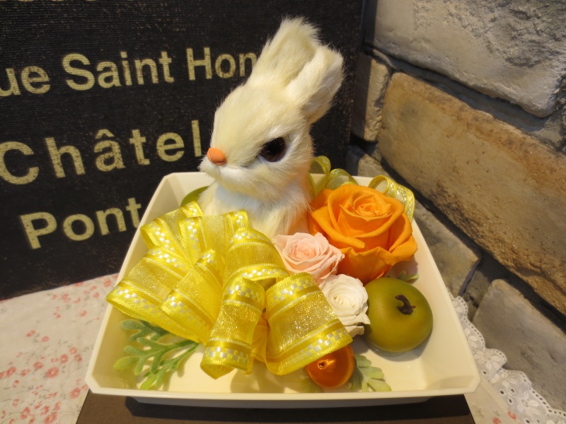 ふわふわウサギのプリアレンジ ｏｒａｎｇｅ フローラル はなじん イーフローラ フラワーギフトや花の宅配 送料無料も多数