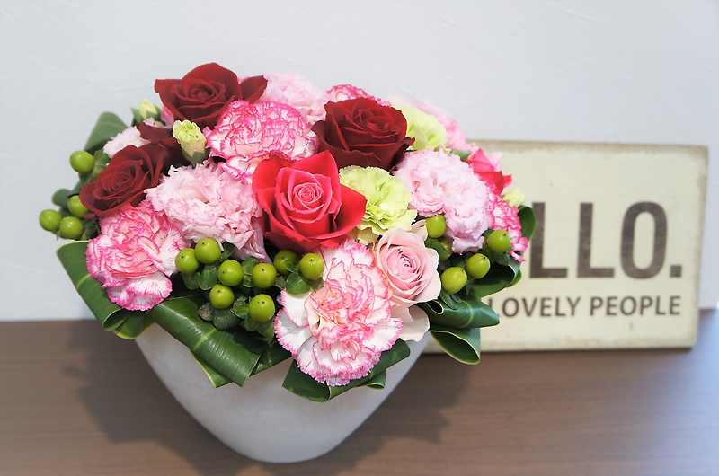 可愛いバラとカーネーションのアレンジメント｜お花屋さん「フローラル はなじん」のお花