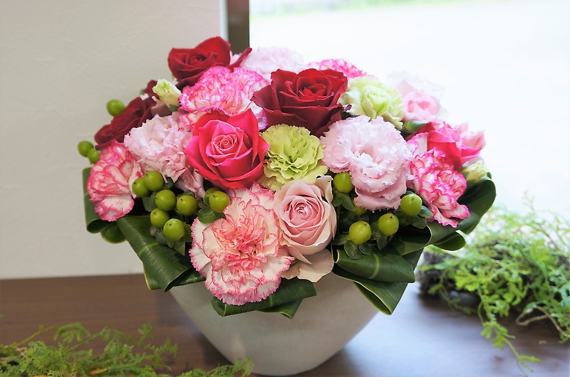 可愛いバラとカーネーションのアレンジメント フローラル はなじん イーフローラ フラワーギフトや花の宅配 送料無料も多数