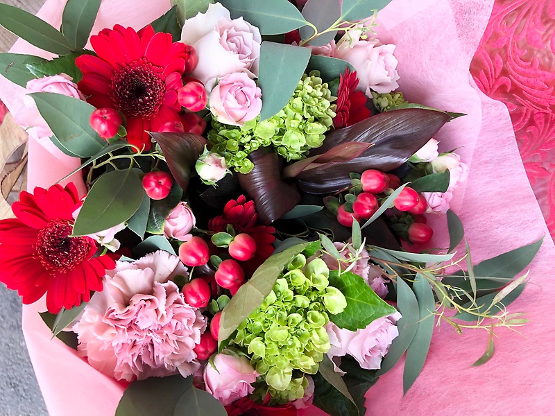 大きな赤とピンクの花束 花職人 和び咲び イーフローラ フラワーギフトや花の宅配 送料無料も多数