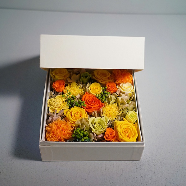 ビタミンカラーのBOXアレンジメント｜お花屋さん「ＬＩＬＡＣ ＡＶＥＮＵＥ’９１」のお花