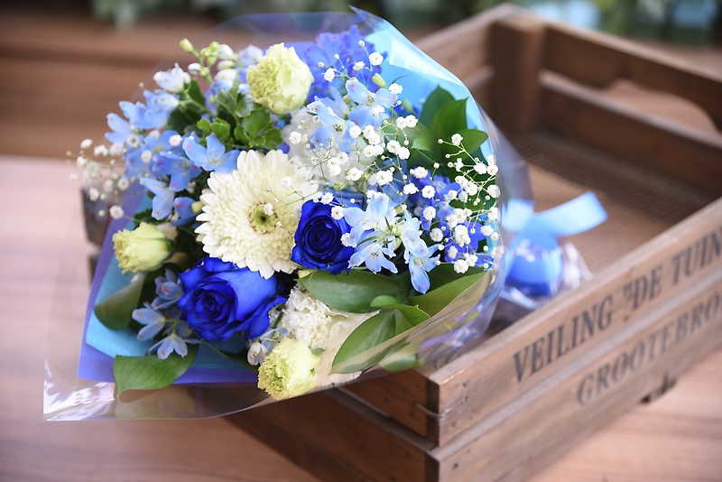 ブルー系の花束｜お花屋さん「花工房 ボナーレ」の母の日のお花