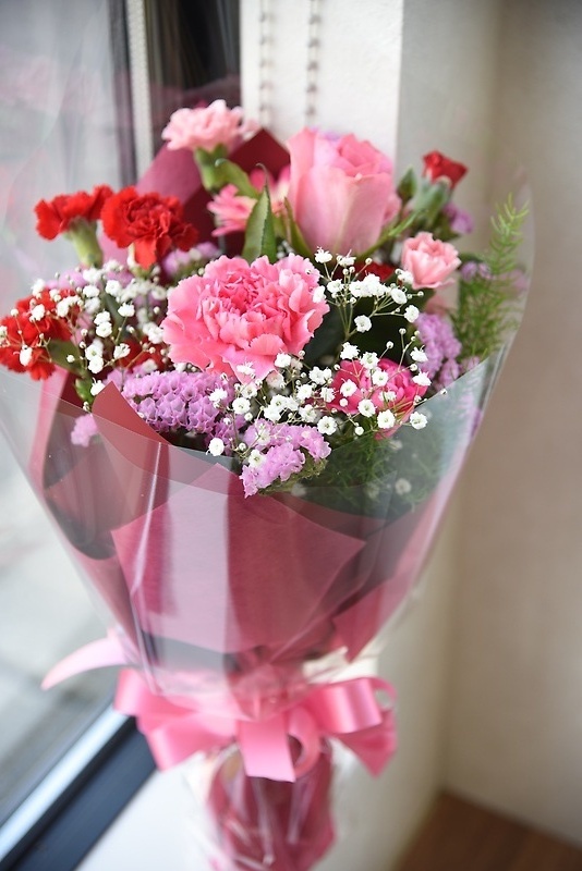 ピンクレッド系の花束｜お花屋さん「花工房 ボナーレ」の母の日のお花