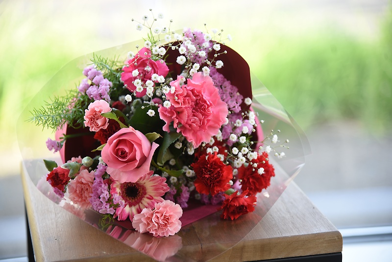 ピンクレッド系の花束（5,500円）｜お花屋さん「花工房 ボナーレ」の母の日のお花