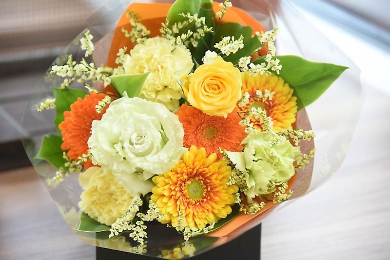 イエローオレンジ系の花束（5,500円）｜お花屋さん「花工房 ボナーレ」の母の日のお花