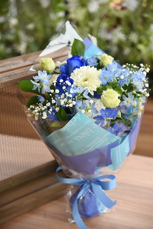 ブルーホワイト系の花束（5,500円）｜お花屋さん「花工房 ボナーレ」の母の日のお花