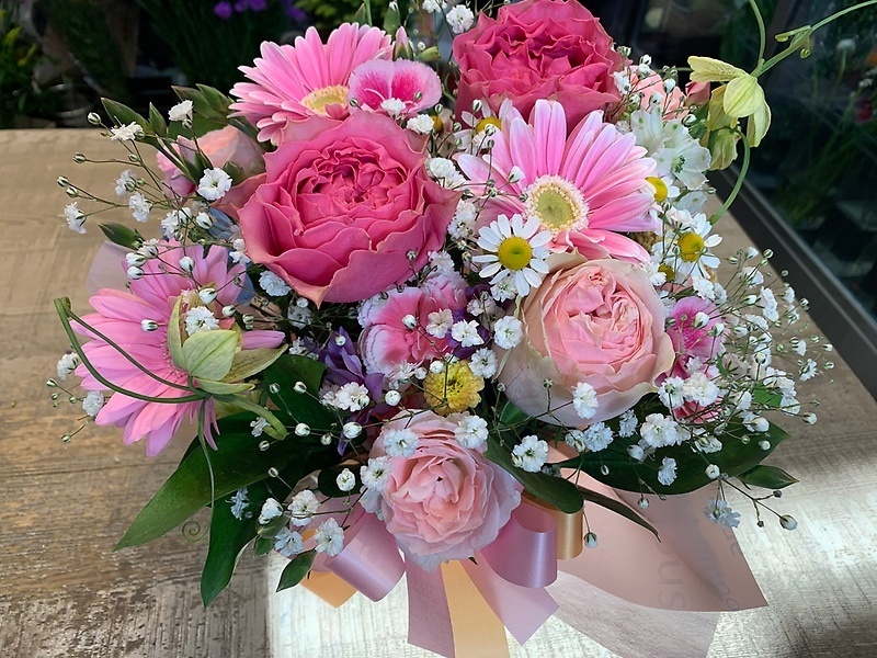 大好きピンクのふわふわアレンジメント ｉｖｏｒｙ イーフローラ フラワーギフトや花の宅配 送料無料も多数