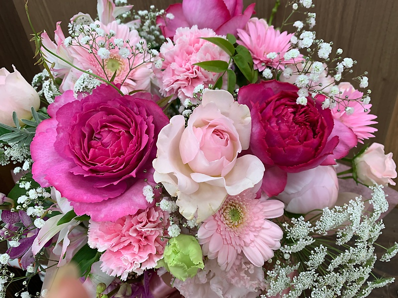 大人ピンクのふわふわアレンジメント ｉｖｏｒｙ イーフローラ フラワーギフトや花の宅配 送料無料も多数