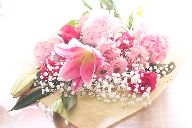ピンクの可愛い花束 花やす イーフローラ フラワーギフトや花の宅配 送料無料も多数