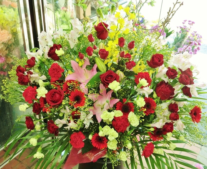 人気の赤◆スタンド花の豪華さ◆開店・お祝用アレンジ｜お花屋さん「フローリスト花えん」のお花