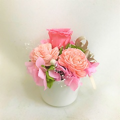 ピンクのプリザーブドフラワー白陶器鉢