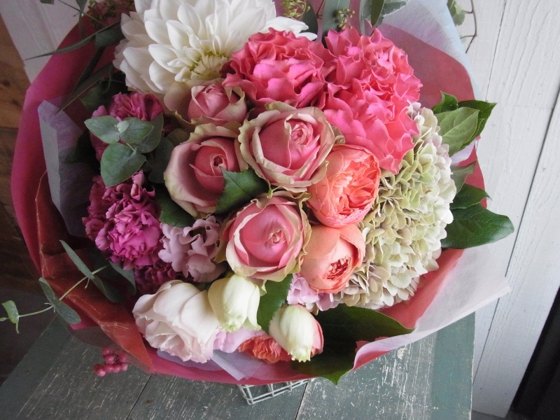 まるいピンクのプリlティブーケ ｂｌｏｗｍｉｓｔ ｂｏｏｍ イーフローラ フラワーギフトや花の宅配 送料無料も多数