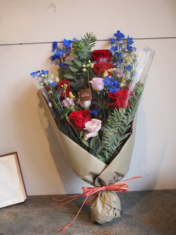 赤と青の花束 ｂｌｏｗｍｉｓｔ ｂｏｏｍ イーフローラ フラワーギフトや花の宅配 送料無料も多数