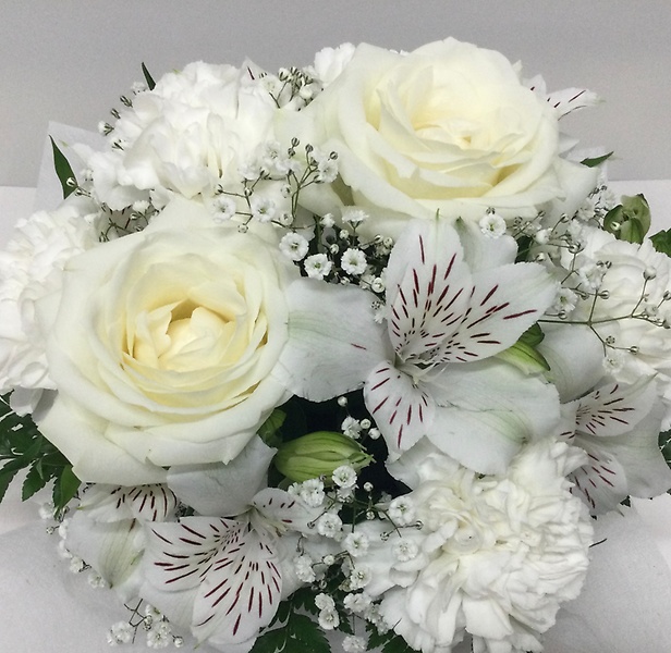 白いバラのアレンジメント 大華苑フラワーショップ イーフローラ フラワーギフトや花の宅配 送料無料も多数