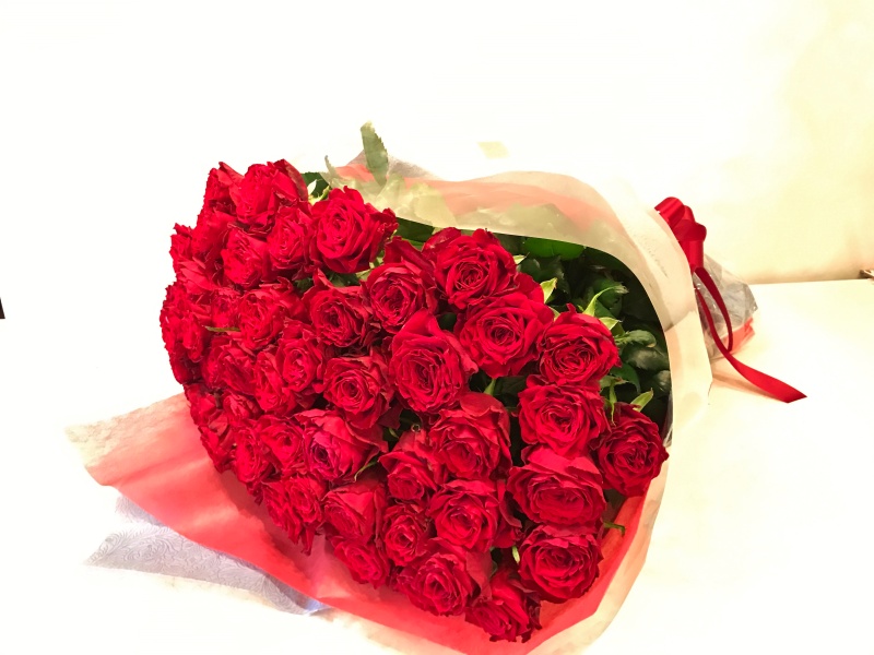 特別な記念日に、赤バラ50本の花束を☆「ミルフルール」｜【イーフローラ】フラワーギフトや花の宅配、送料無料も多数