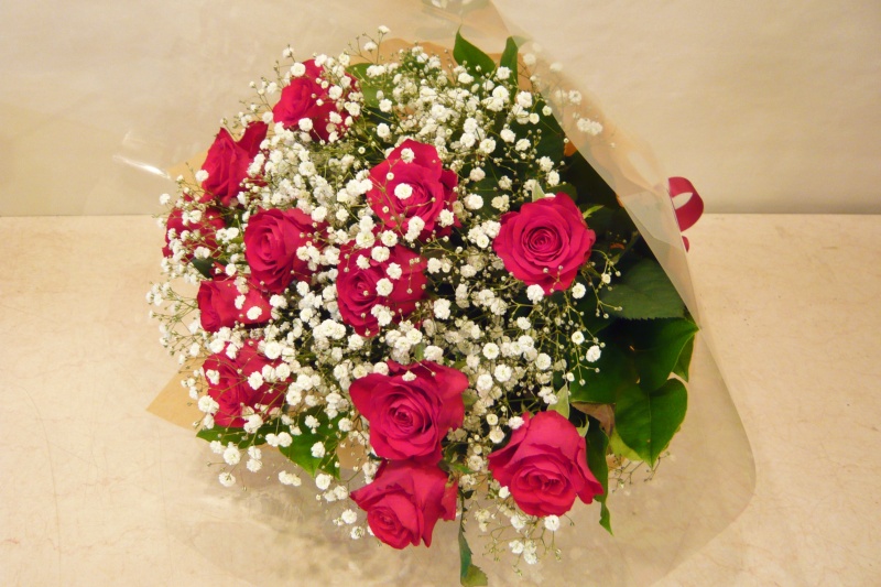真っ赤なバラとかすみ草のブーケ セレブ ミルフルール イーフローラ フラワーギフトや花の宅配 送料無料も多数