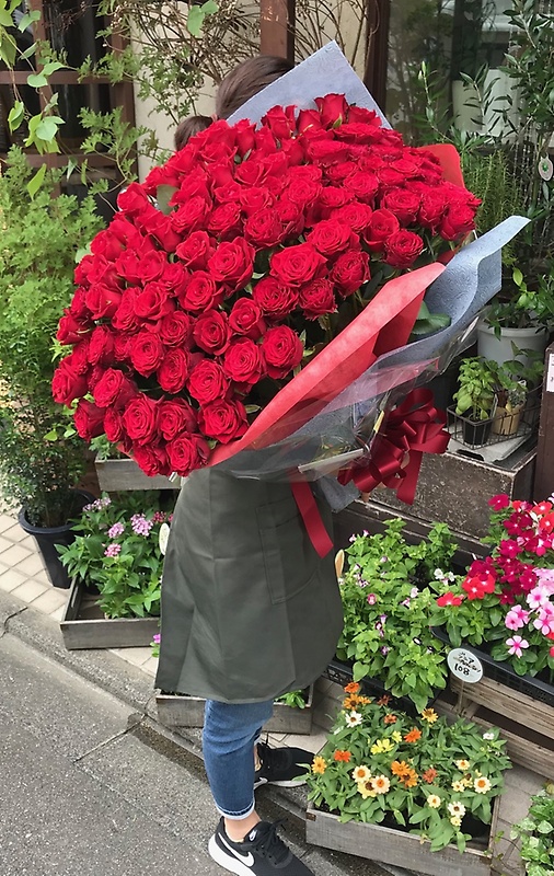 こだわりの!!108本の赤いバラの花束「ミルフルール」｜【イーフローラ 