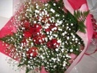 真っ赤な薔薇とカスミソウがいっぱいの華やかな花束