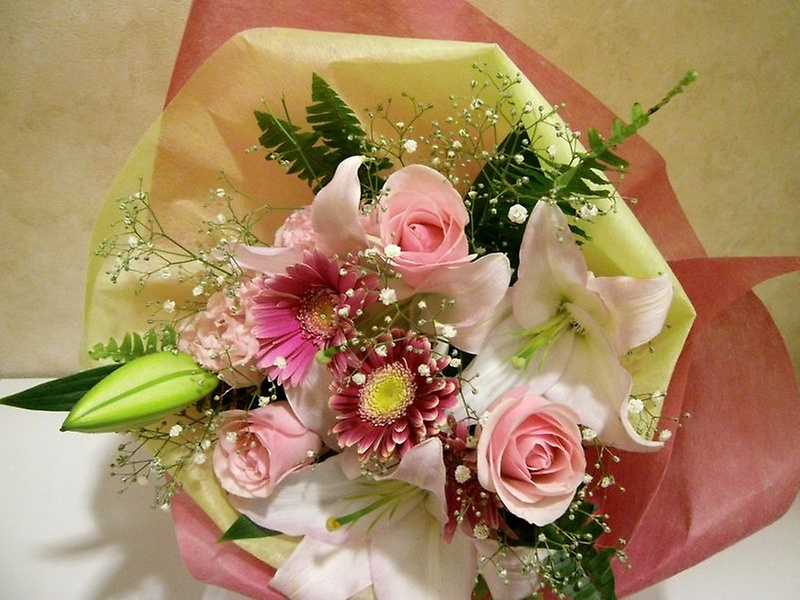 優しく可愛いピンク系のブーケ風花束 フラワーショップサン イーフローラ フラワーギフトや花の宅配 送料無料も多数