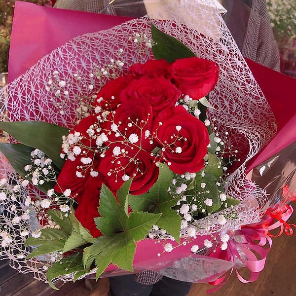 赤バラ カスミ草 の花束 ｐｅｔｉｔｅ ｂｒａｎｃｈｅ イーフローラ フラワーギフトや花の宅配 送料無料も多数