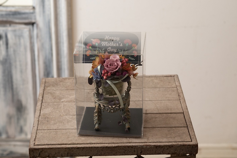 アンティーク調チェアのプリザーブドフラワー（P-03）｜お花屋さん「ｇｒａｃｉａ ｆｌｏｗｅｒｓ」の母の日のお花