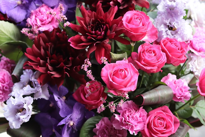 ピンクと紫の華やかアレンジメント｜お花屋さん「ｇｒａｃｉａ ｆｌｏｗｅｒｓ」のお花