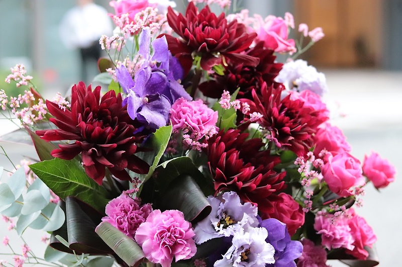ピンクと紫の華やかアレンジメント｜お花屋さん「ｇｒａｃｉａ ｆｌｏｗｅｒｓ」のお花
