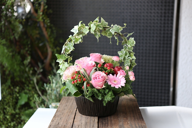 母の日お花おまかせピンク系アーチアレンジMサイズ｜お花屋さん「ｇｒａｃｉａ ｆｌｏｗｅｒｓ」の母の日のお花