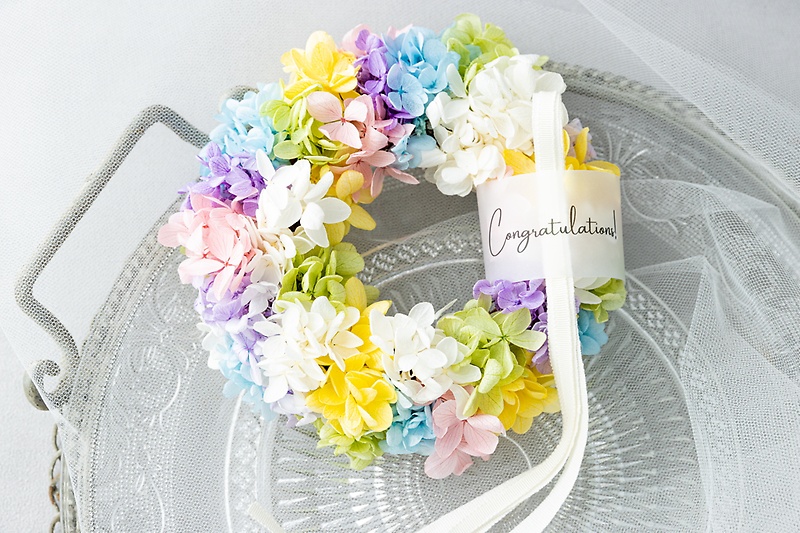 幸せの虹色リース｜お花屋さん「ｇｒａｃｉａ ｆｌｏｗｅｒｓ」の母の日のお花