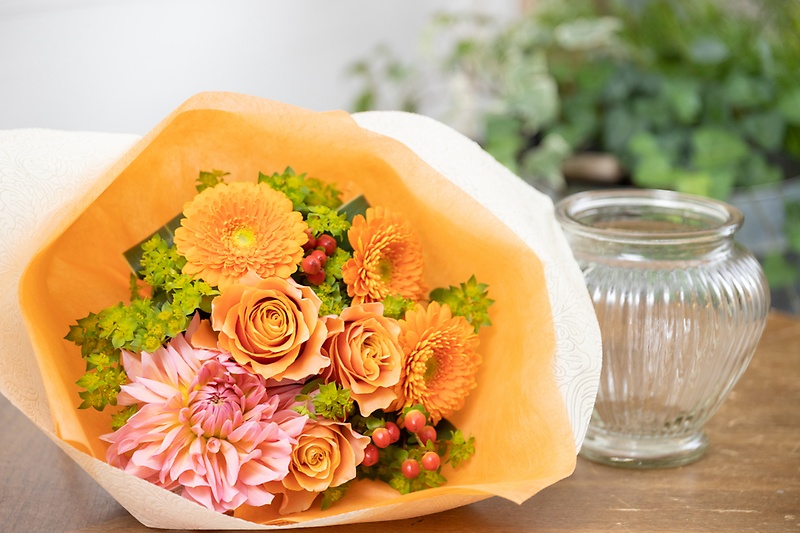 ガラス花器付ブーケ・ビタミン系｜お花屋さん「ｇｒａｃｉａ ｆｌｏｗｅｒｓ」の母の日のお花