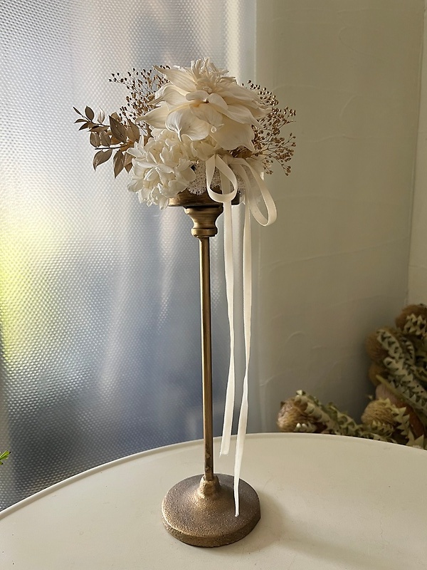 白とゴールドのドライフラワーアレンジメント｜お花屋さん「ｇｒａｃｉａ ｆｌｏｗｅｒｓ」の母の日のお花