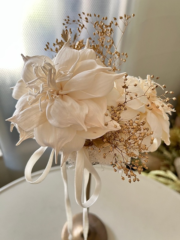 白とゴールドのドライフラワーアレンジメント｜お花屋さん「ｇｒａｃｉａ ｆｌｏｗｅｒｓ」の母の日のお花