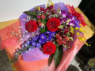 赤や紫、ダリアメインの豪華な花束！