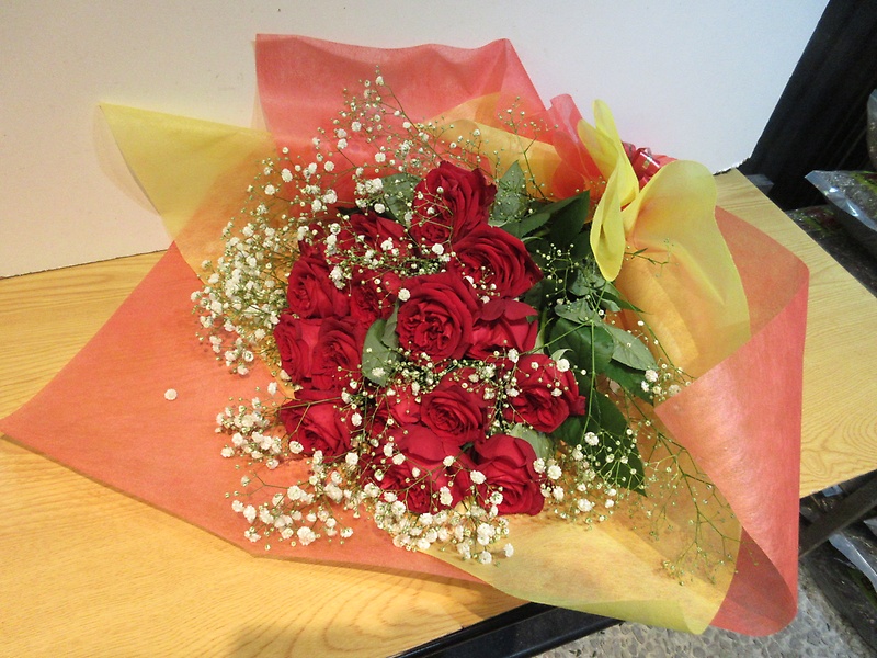 赤いバラ15本とかすみ草の花束！｜お花屋さん「牧野植物園 さくらんぼ」のお花