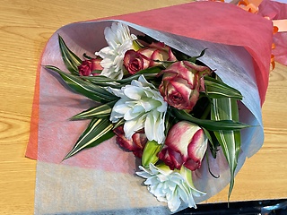 八重の百合と復色のバラのブーケ花束