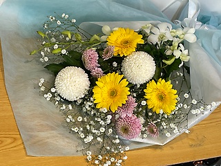 黄色のガーベラと菊を入れたお供え花束！