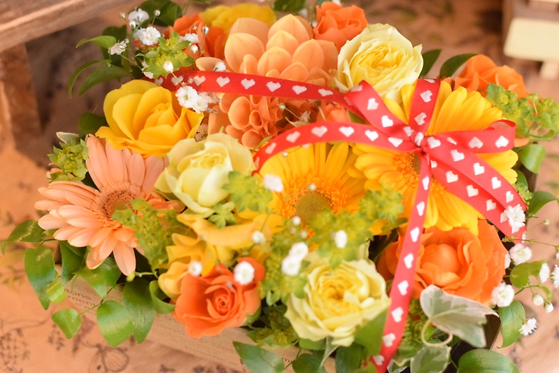 ビタミンカラーのペーパートレイアレンジ｜お花屋さん「フローラルハウス山本」の母の日のお花