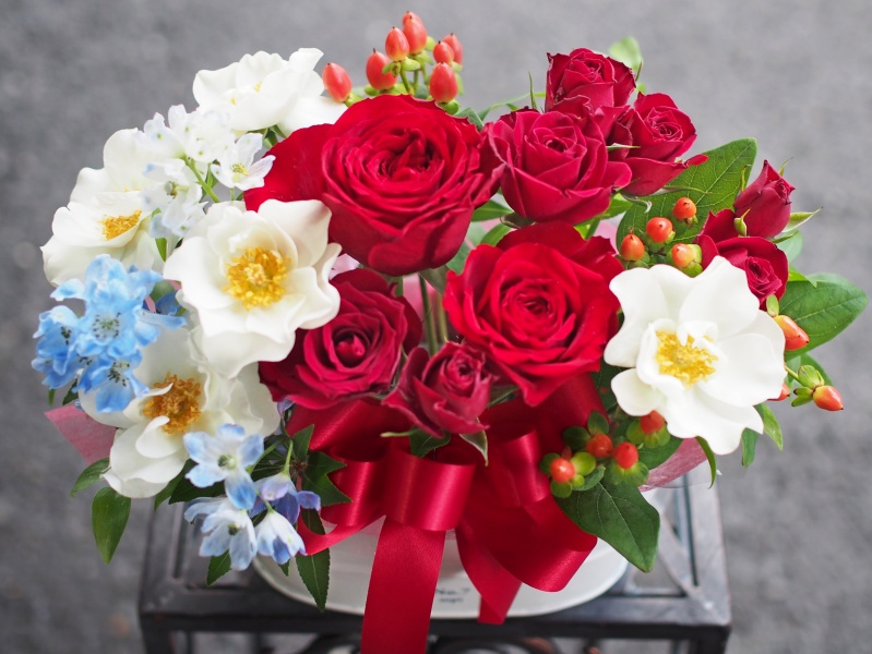 ○●東花園●○ 赤バラと白い花のアレンジ｜お花屋さん「東花園」の母の日のお花