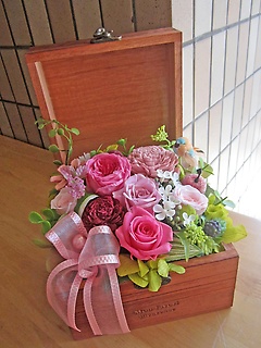 優しくピンク系のお花を木箱に♪