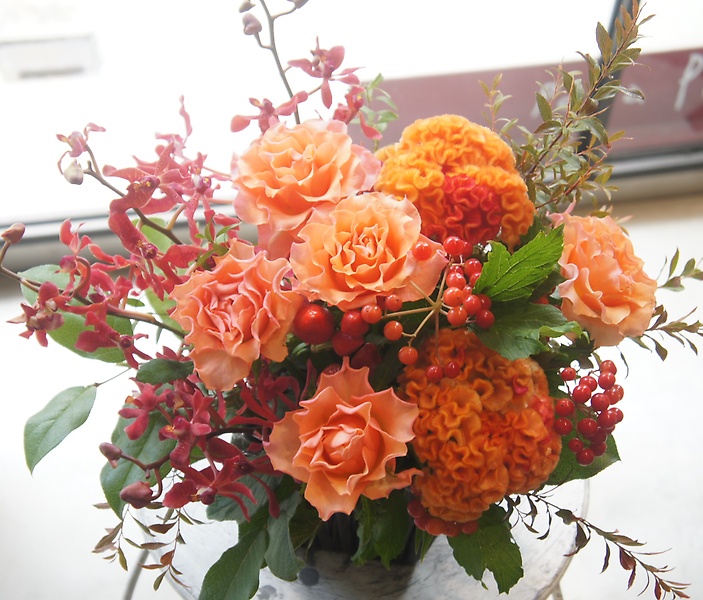 オレンジ色でまとめた秋のアレンジメント ｐａｐａ ｐｉｅｒｒｅ イーフローラ フラワーギフトや花の宅配 送料無料も多数