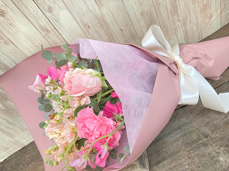 柔らかピンク色の花束 ｆａｎ イーフローラ フラワーギフトや花の宅配 送料無料も多数