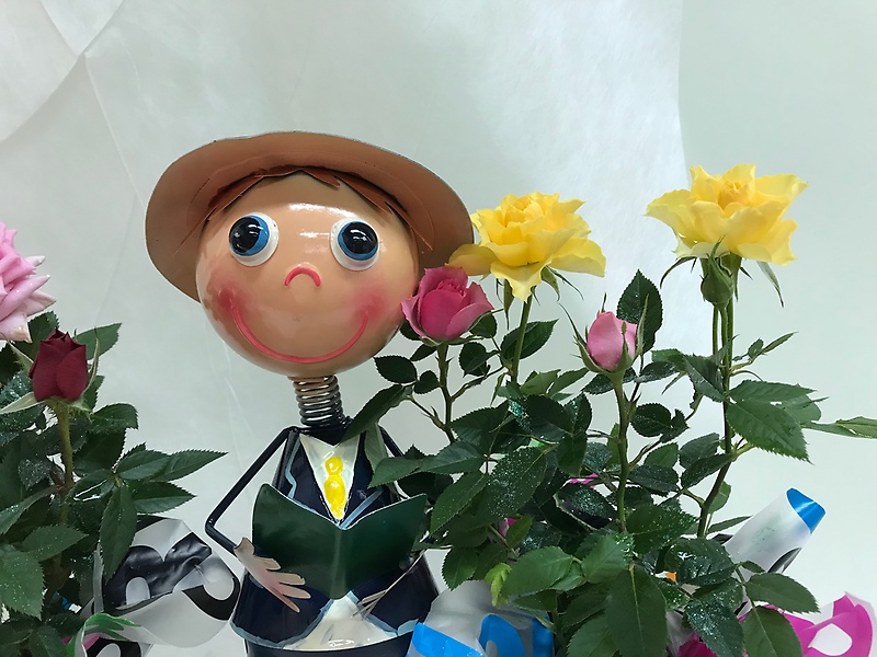 ブリキ人形　制服の男の子｜お花屋さん「フラワーショップ ロマン」の母の日のお花