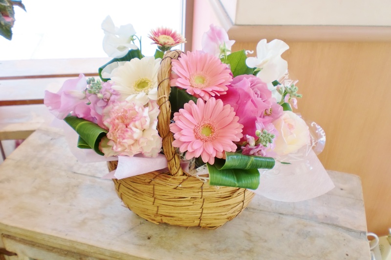 かわいいバスケット ピンク系 アレンジ花 ｆｌｏｗｅｒ ｓｈｏｐ 花物語 イーフローラ フラワーギフトや花の宅配 送料無料も多数