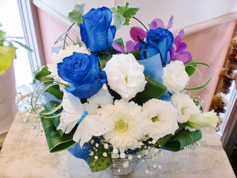 青バラ 花言葉 神の祝福 バタフライ アレンジ花 ｆｌｏｗｅｒ ｓｈｏｐ 花物語 イーフローラ フラワーギフトや花の宅配 送料無料も多数