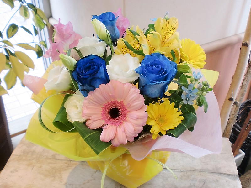 青バラ 花言葉 神の祝福 ピンク黄色おまかせ盛花 ｆｌｏｗｅｒ ｓｈｏｐ 花物語 イーフローラ フラワーギフトや花の宅配 送料無料も多数