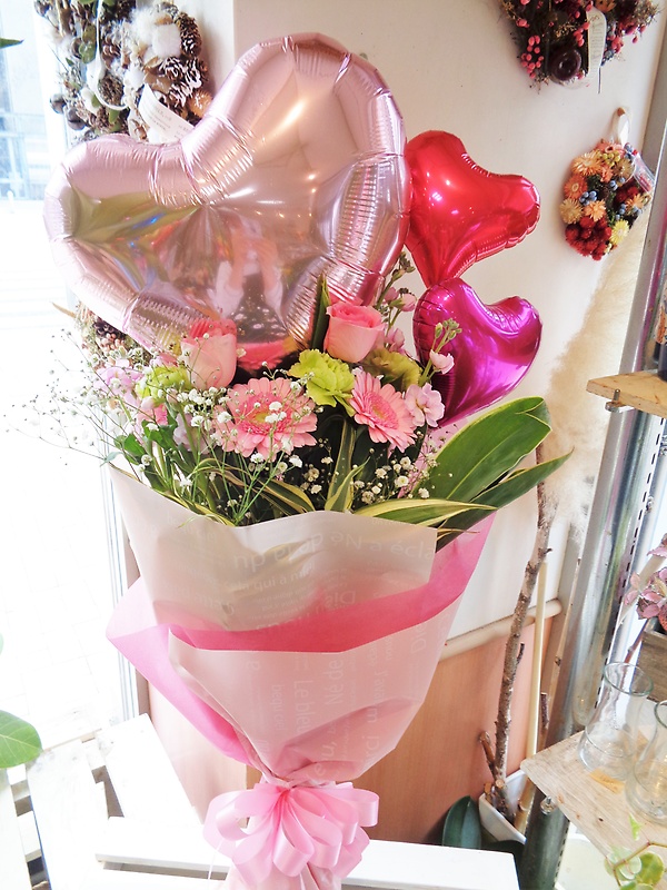 ﾊﾞﾙｰﾝﾌﾗﾜｰ大ﾊｰﾄ入り ﾋﾟﾝｸﾊﾞﾗ ﾋﾟﾝｸ系でおまかせ花束 ｆｌｏｗｅｒ ｓｈｏｐ 花物語 イーフローラ フラワーギフトや花の宅配 送料無料も多数